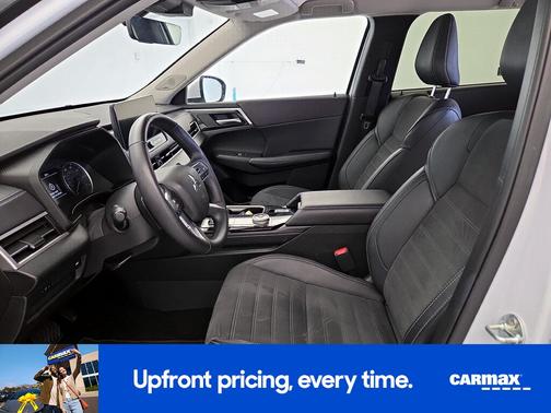White 2025 Mitsubishi Outlander SE