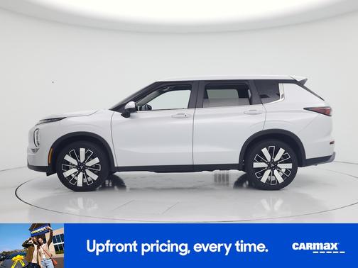 White 2025 Mitsubishi Outlander SE