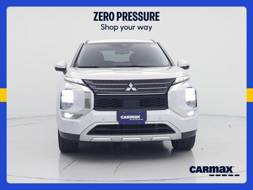 White 2024 Mitsubishi Outlander SE