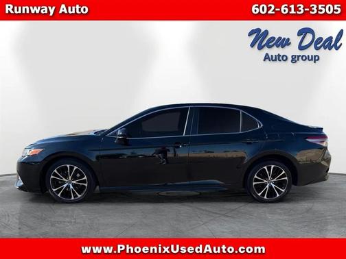 Midnight Black Metallic 2018 Toyota Camry XLE