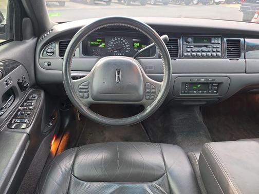 1999 Lincoln Town Car Signature