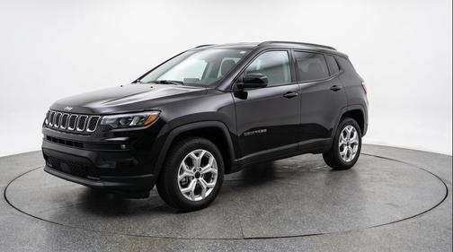 Diamond Black Crystal Pearlcoat 2025 Jeep Compass Latitude