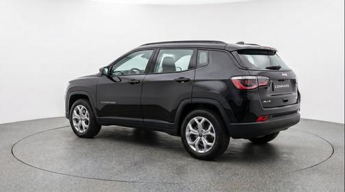 Diamond Black Crystal Pearlcoat 2025 Jeep Compass Latitude