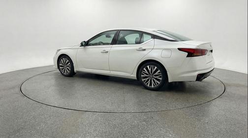 Glacier White 2025 Nissan Altima SV