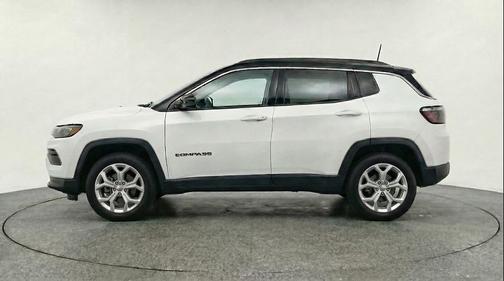 Bright White Clearcoat 2025 Jeep Compass Latitude