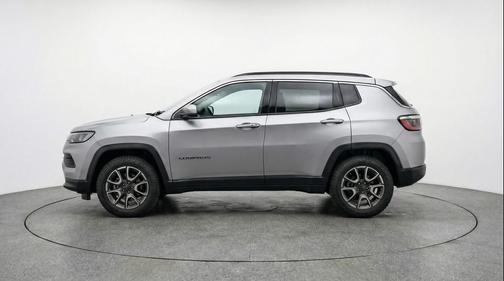 Silver Zynith Metallic Clearcoat 2025 Jeep Compass Trailhawk