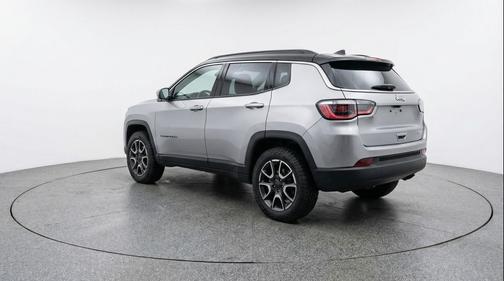 Silver Zynith Metallic Clearcoat 2025 Jeep Compass Trailhawk