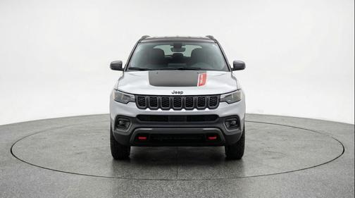 Silver Zynith Metallic Clearcoat 2025 Jeep Compass Trailhawk