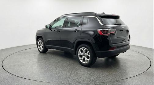Diamond Black Crystal Pearlcoat 2025 Jeep Compass Latitude