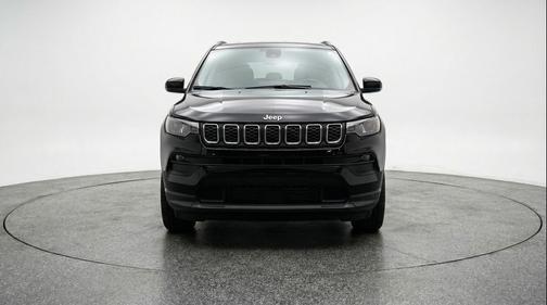 Diamond Black Crystal Pearlcoat 2025 Jeep Compass Latitude