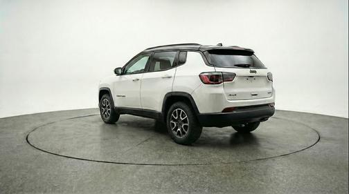 Bright White Clearcoat 2025 Jeep Compass Trailhawk