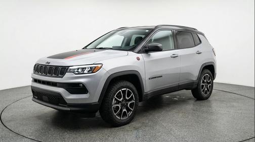 Silver Zynith Metallic Clearcoat 2025 Jeep Compass Trailhawk