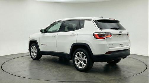 Bright White Clearcoat 2025 Jeep Compass Latitude