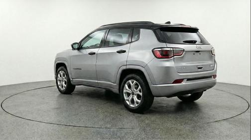 Silver Zynith Metallic Clearcoat 2025 Jeep Compass Latitude