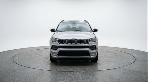 Silver Zynith Metallic Clearcoat 2025 Jeep Compass Latitude