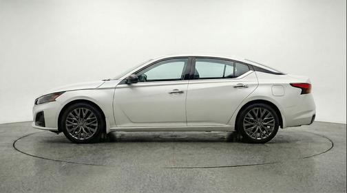 Glacier White 2025 Nissan Altima SV FWD