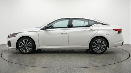 Glacier White 2025 Nissan Altima SV FWD