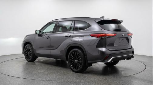 Magnetic Gray Metallic 2025 Toyota Highlander LE