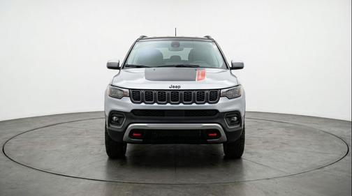 Silver Zynith Metallic Clearcoat 2025 Jeep Compass Trailhawk