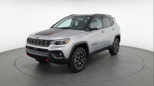 Silver Zynith Metallic Clearcoat 2025 Jeep Compass Trailhawk