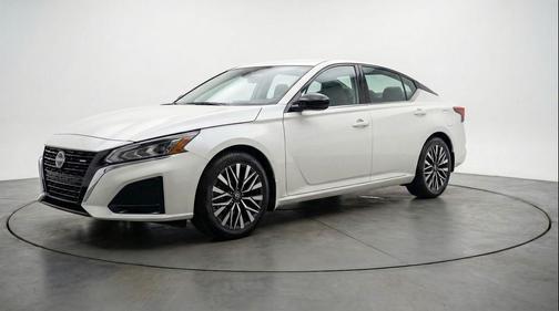 Glacier White 2025 Nissan Altima SV FWD
