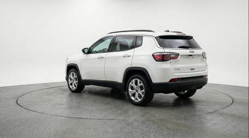 Bright White Clearcoat 2025 Jeep Compass Latitude