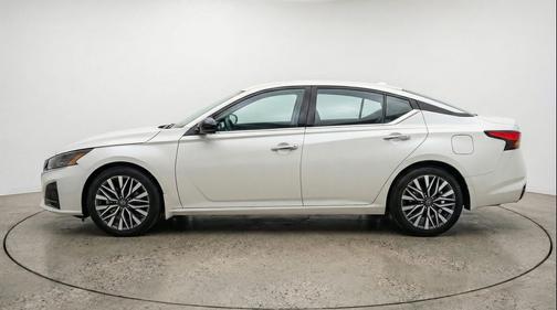 Glacier White 2025 Nissan Altima SV FWD