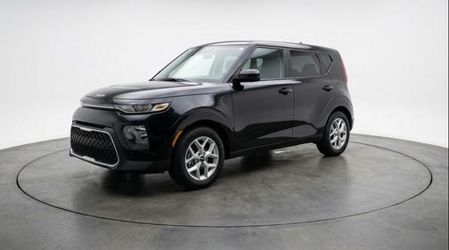 Fusion Black 2025 Kia Soul LX