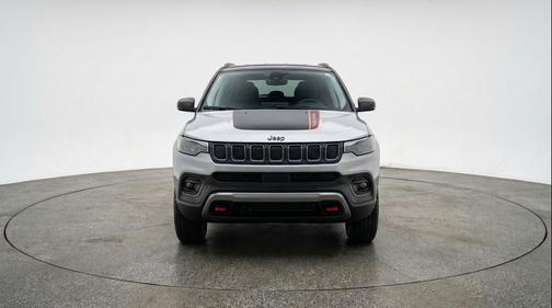 Silver Zynith Metallic Clearcoat 2025 Jeep Compass Trailhawk
