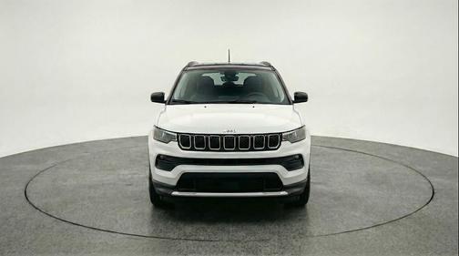 Bright White Clearcoat 2025 Jeep Compass Latitude