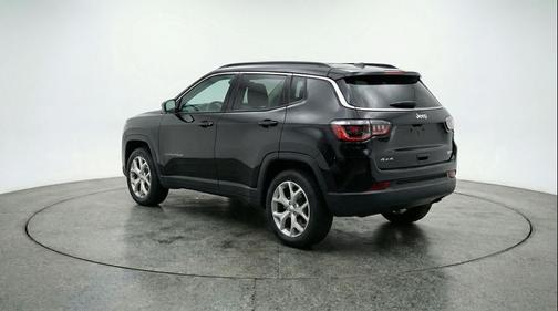 Diamond Black Crystal Pearlcoat 2025 Jeep Compass Latitude