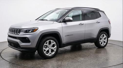 Silver Zynith Metallic Clearcoat 2025 Jeep Compass Latitude