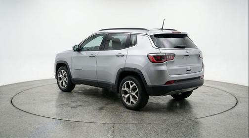 Silver Zynith Metallic Clearcoat 2025 Jeep Compass Latitude