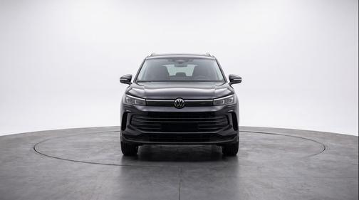 Deep Black Pearl 2026 Volkswagen Tiguan 2.0T SE