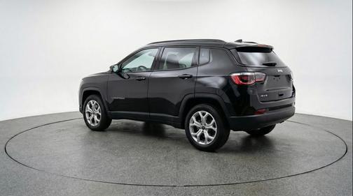 Diamond Black Crystal Pearlcoat 2025 Jeep Compass Latitude