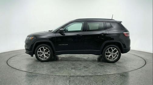 Diamond Black Crystal Pearlcoat 2025 Jeep Compass Latitude