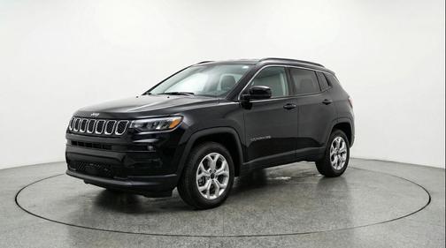 Diamond Black Crystal Pearlcoat 2025 Jeep Compass Latitude