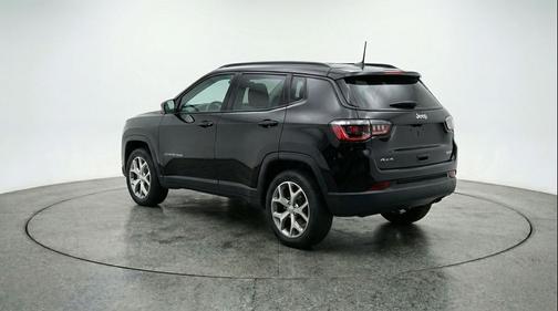 Diamond Black Crystal Pearlcoat 2025 Jeep Compass Latitude
