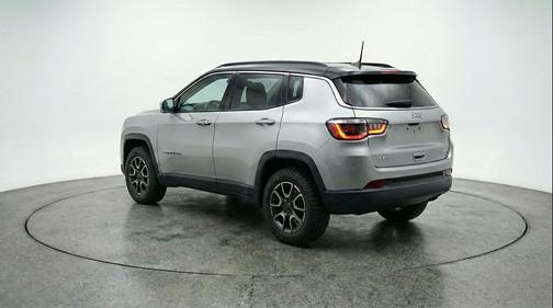 Silver Zynith Metallic Clearcoat 2025 Jeep Compass Trailhawk