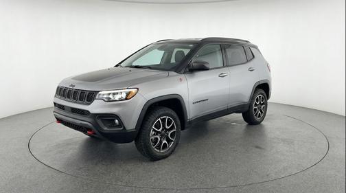 Silver Zynith Metallic Clearcoat 2025 Jeep Compass Trailhawk