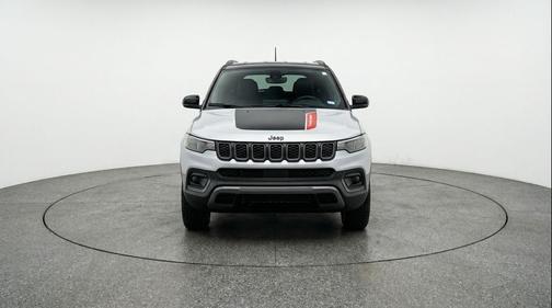 Silver Zynith Metallic Clearcoat 2025 Jeep Compass Trailhawk