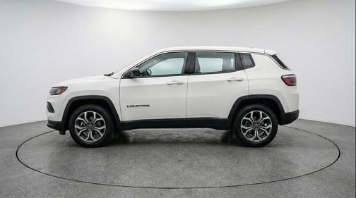 Bright White Clearcoat 2025 Jeep Compass Latitude