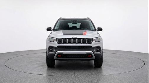 Silver Zynith Metallic Clearcoat 2025 Jeep Compass Trailhawk