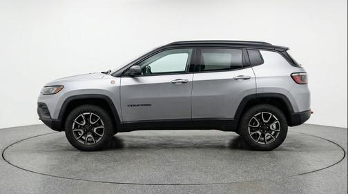 Silver Zynith Metallic Clearcoat 2025 Jeep Compass Trailhawk