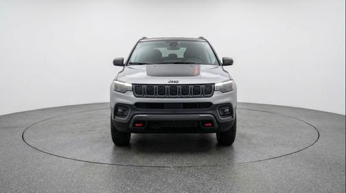 Silver Zynith Metallic Clearcoat 2025 Jeep Compass Trailhawk