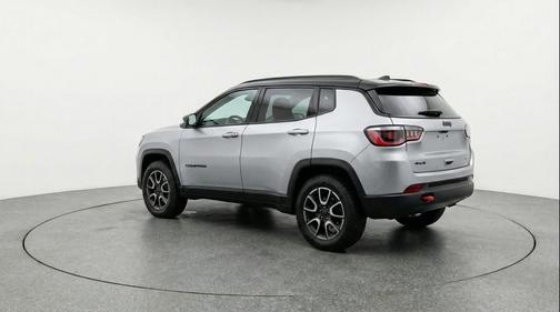 Silver Zynith Metallic Clearcoat 2025 Jeep Compass Trailhawk