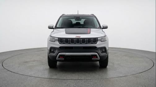 Silver Zynith Metallic Clearcoat 2025 Jeep Compass Trailhawk