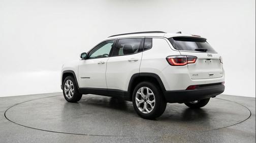 Bright White Clearcoat 2025 Jeep Compass Latitude