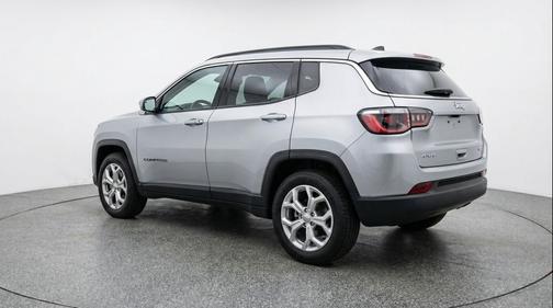 Silver Zynith Metallic Clearcoat 2025 Jeep Compass Latitude