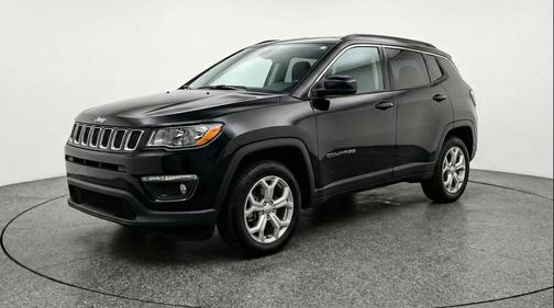 Diamond Black Crystal Pearlcoat 2025 Jeep Compass Latitude